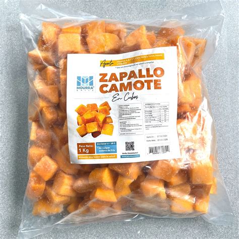 Cubos de zapallo camote fresco en una bolsa para congelar