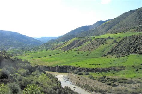 Vista panorámica del río Colorado formando la terraza fluvial donde se asienta El Manzano.