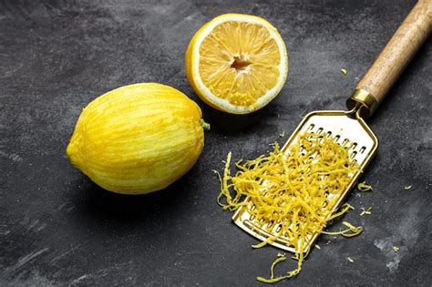 Zumo de limones frescos y ralladura de limón en un cuenco