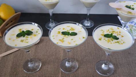 Lemon Posset servido en copas individuales con ralladura de limón