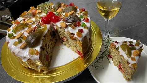Foto detallada de una rebanada de torta de vino decorada con frutas confitadas y nueces