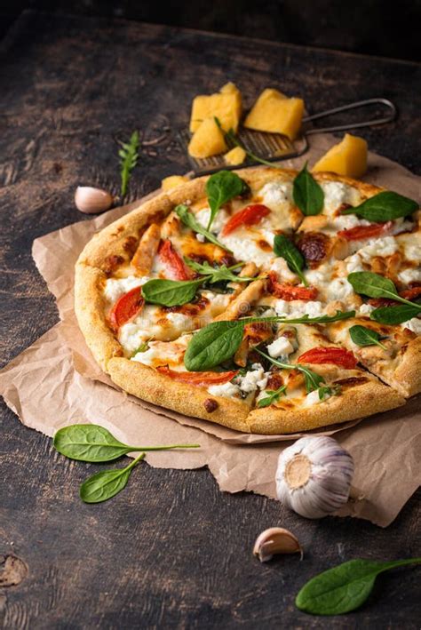 Pizza con queso feta, compota de tomate y foie mi-cuit en un plato de servicio