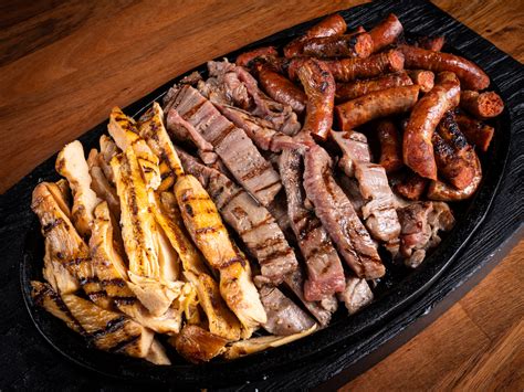 Fotografía de parrillada mixta con pollo, camarones y bistec