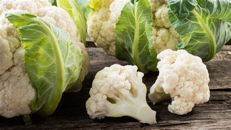 imagen de coliflor cruda siendo lavada en ramilletes