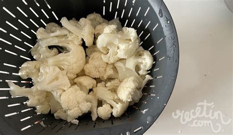 imagen de ramilletes de coliflor en una bandeja para precongelar