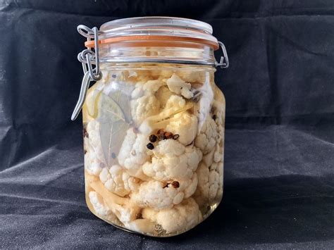 tarro de cristal con coliflor encurtida