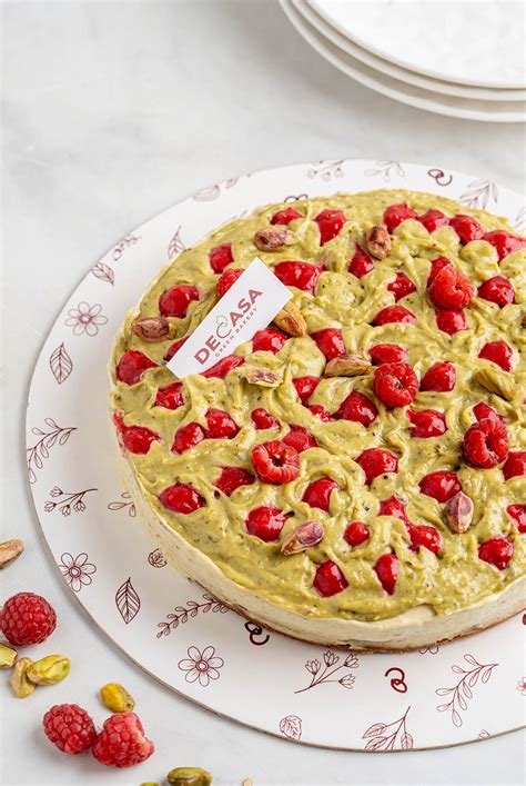 fotografía de la cheesecake de pistacho y frambuesa terminada y decorada