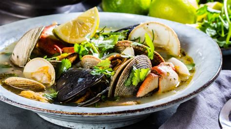Plato de mariscal frío con variados mariscos, cebolla morada y cilantro fresco