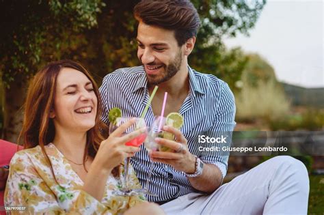 Pareja brindando en un jardín adornado para una celebración