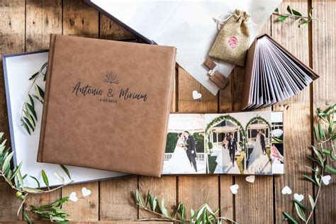 Álbum de fotos de boda abierto, con una pareja mirando fotos