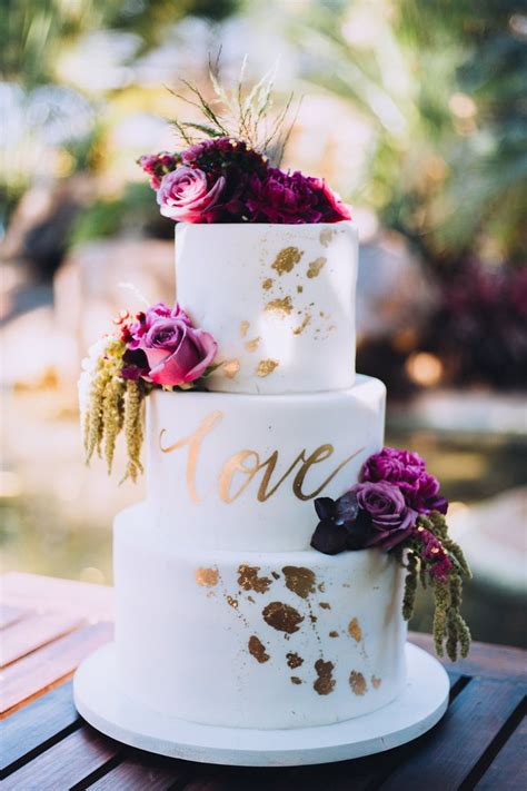 Pastel de aniversario de bodas de varios pisos con decoración elegante