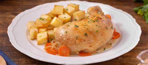 Plato de pollo al coñac servido con abundante porción de papas fritas artesanales.