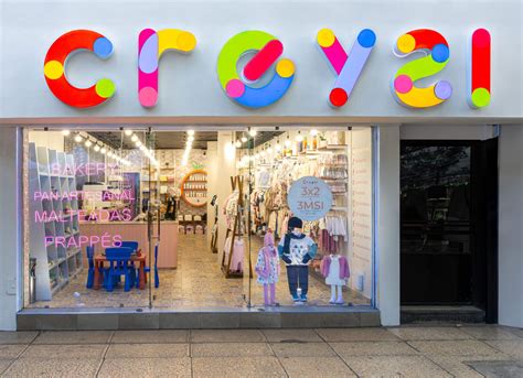 Fotografía del interior de Creysi Bakery mostrando la integración entre la boutique infantil y la zona de cafetería con diseño acogedor.