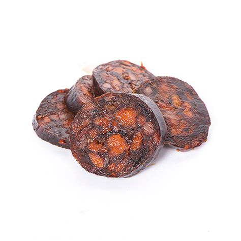 Morcilla ibérica de bellota cortada en rodajas lista para consumir, con especias y un ambiente rústico
