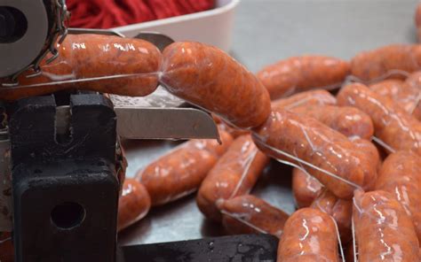 Proceso de embutido tradicional de morcillas en una instalación artesanal