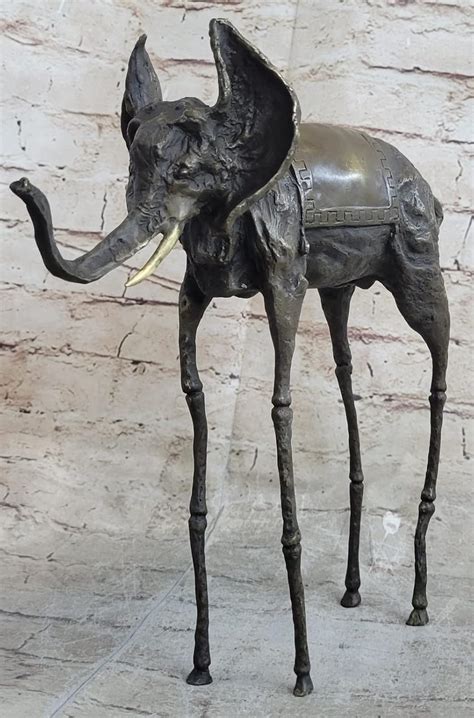 Exposición sobre Dalí en Londres, con escultura de elefante