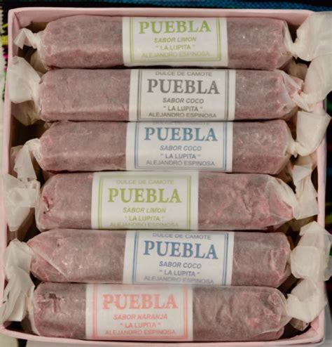 Camotes de Puebla envueltos en papel encerado en una caja