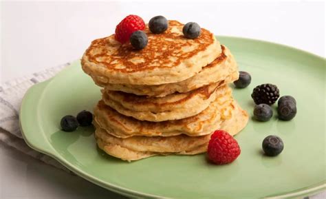 Variedad de panqueques de avena con diferentes toppings dulces y salados