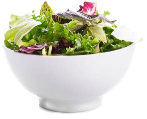 Composición de hojas verdes variadas en un bol, representando la diversidad de ingredientes en una ensalada.
