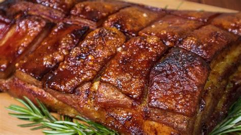 Costillar de cerdo horneado, mostrando la piel dorada y crujiente