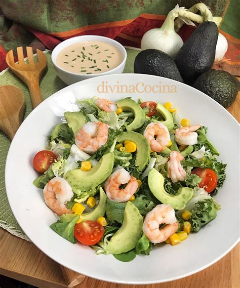 Ensalada de aguacate y gambas en un bol