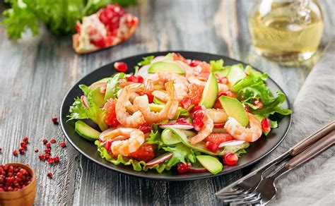 Ensalada de langostinos, aguacate y pomelo