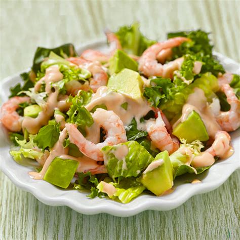 Ensalada de aguacate y gambas presentada en copas