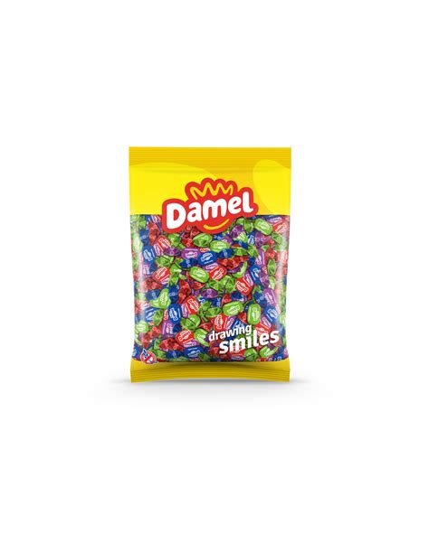 Una imagen variada de productos Damel: chocolates, caramelos, gominolas, etc.