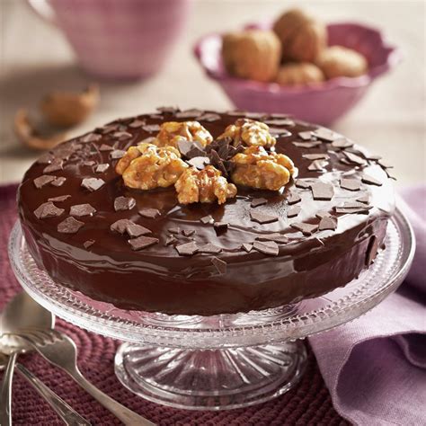 Pastel redondo con glaseado de chocolate y nueces picadas