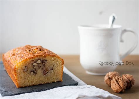 Rebanada de plum cake de nueces y ron con una taza de café