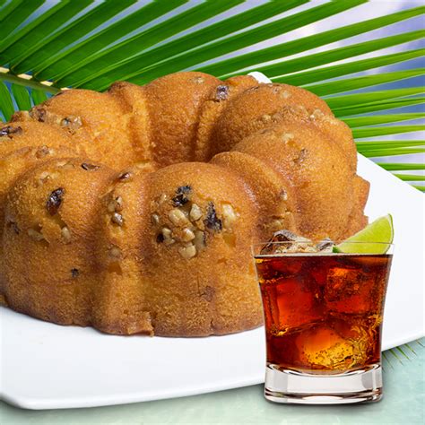 Bacardi Rum Cake presentado en una mesa navideña