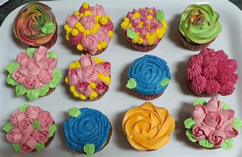 Diseño de cupcakes decorados con una variedad de flores naturales y buttercream.