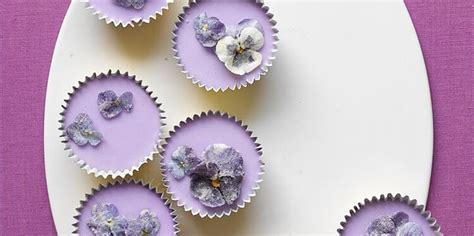 Cupcakes de color lavanda decorados con glaseado y pequeñas flores de lavanda.