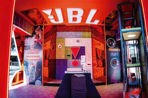Imágenes de activaciones o eventos especiales en el SubCentro, como el de Banco Falabella o las fiestas patrias