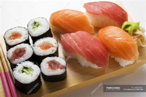 Plato de sushi de salmón (nigiri y maki) recién preparado.