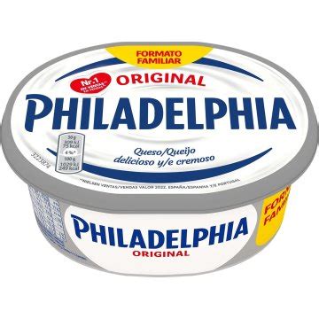 Foto temática de queso Philadelphia en tarrina junto a galletas