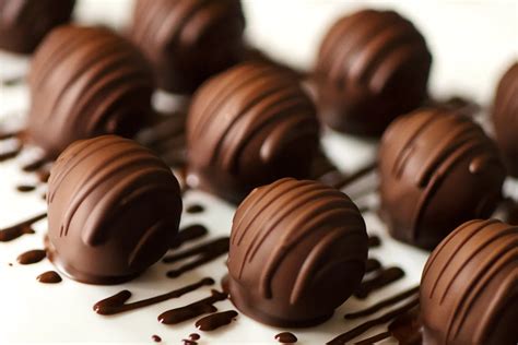 Foto de bolitas de trufa de Oreo bañadas en chocolate