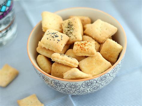 Foto de galletas saladas caseras con queso y especias
