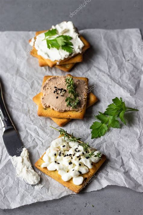 Foto de galletas saladas con queso crema y distintos toppings