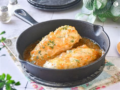 infografía con los pasos para preparar pechugas de pollo en salsa de quesitos