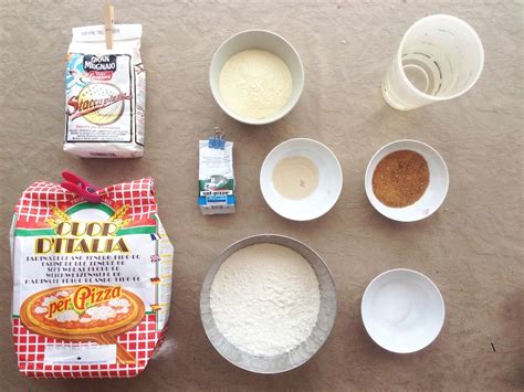 Esquema de los ingredientes básicos para una masa de pizza artesanal: harina, agua, sal y aceite
