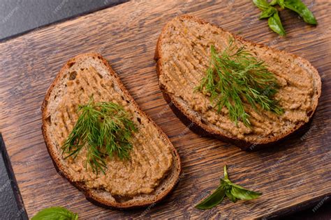 Foto de paté casero untado en tostadas
