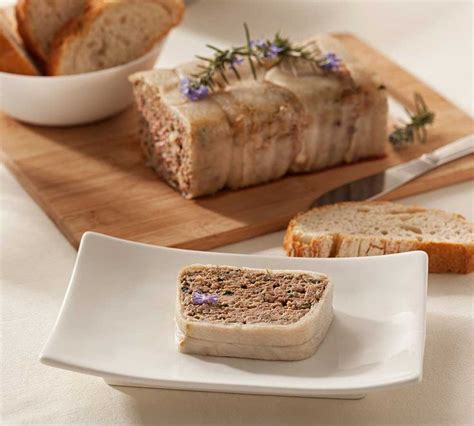 Paté de campaña en terrina y listo para servir