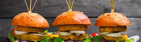 Comparativa nutricional entre diferentes tipos de hamburguesas (carne roja, pollo, vegetal) con sus aportes calóricos y de grasas