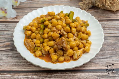 Plato de garbanzos con pollo y arroz, mostrando una comida rica en proteínas y carbohidratos
