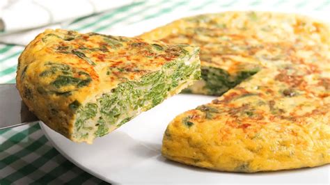 Tortilla de acelga dorándose en la sartén