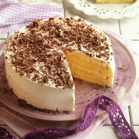 Rebanada de tarta de calabaza con capas de bizcocho y relleno de queso crema.