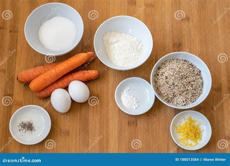 Composición de ingredientes para tarta de zanahoria.