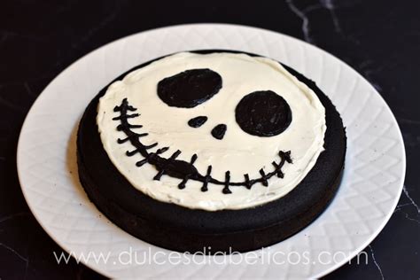 Detalle de la decoración de una tarta con la cara de Jack Skellington.