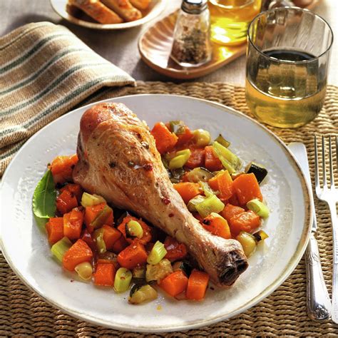Plato de pavo al horno con una variedad de verduras asadas